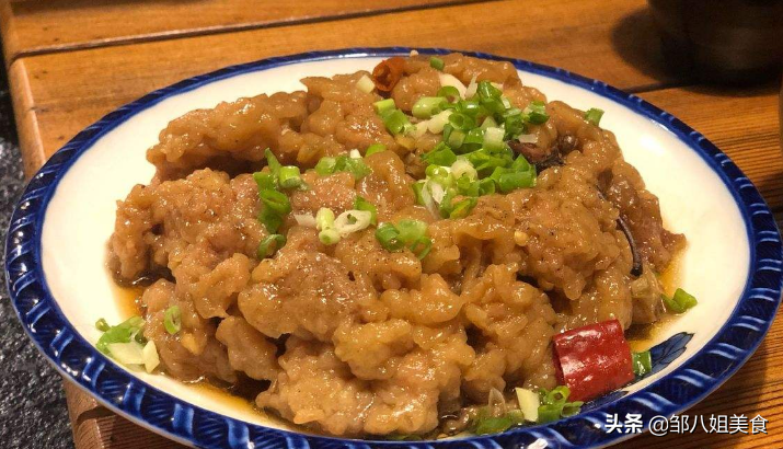 蒸酥肉扣碗的家常做法（好吃不腻扣碗酥肉的烹饪技巧）