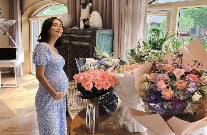 卢靖姗坐韩庚大腿庆生，孕7月状态极佳，“运动型孕妈”不一般