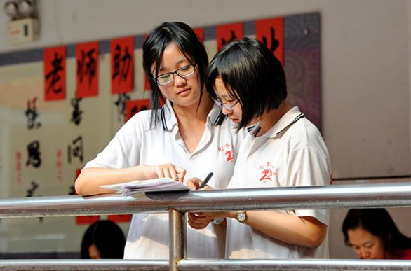 湖北一高中被学生投诉，理由是学校放假太少，官方的回复太暖了