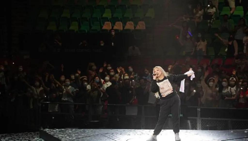 欣宜的演唱会太震撼了，父亲、妹妹都来祝贺，继母送了花篮