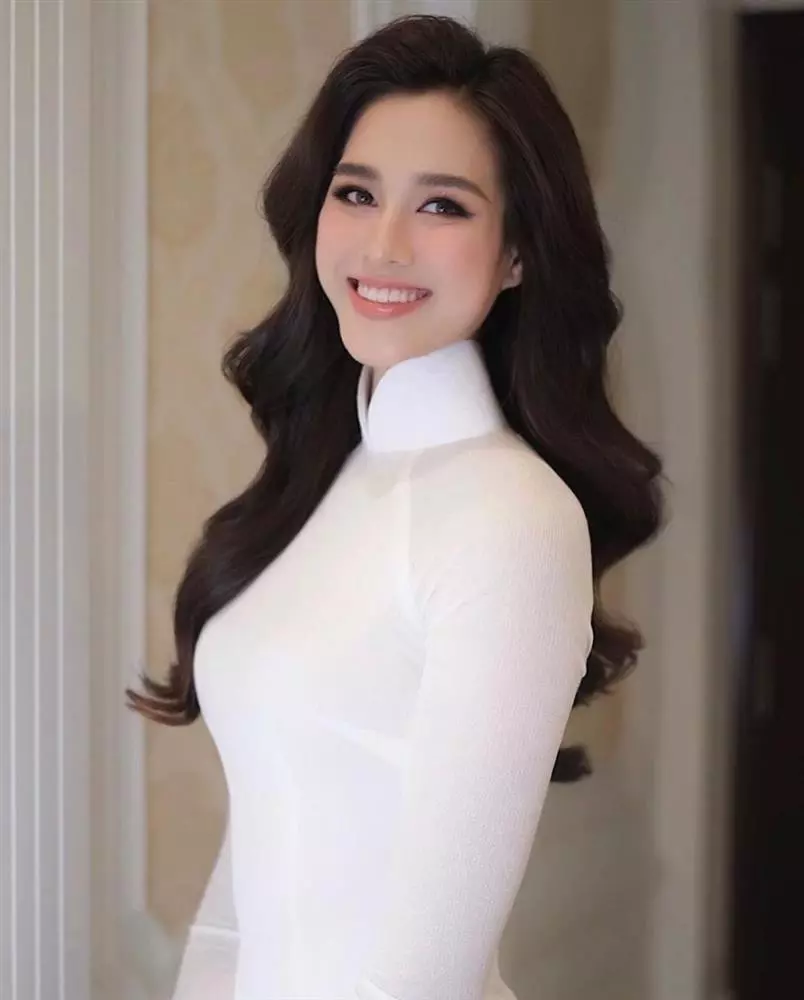 杜氏霞（?? Th? Hà）穿了一件清纯温柔的白色奥黛