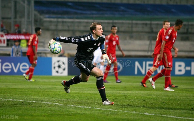 足球裁判开球怎么站位（伪球迷的自我修养(一)：你还不知道的足球比赛规则都在这里）