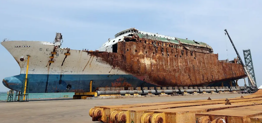 万吨巨轮沉没后如何打捞?中国工程师有妙招!