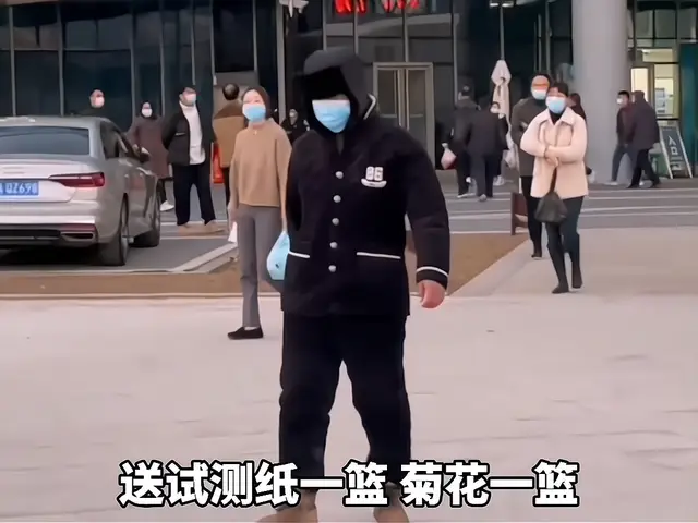 河南：男子痔疮手术成功出院，朋友拉条幅迎接，还送了一篮菊花