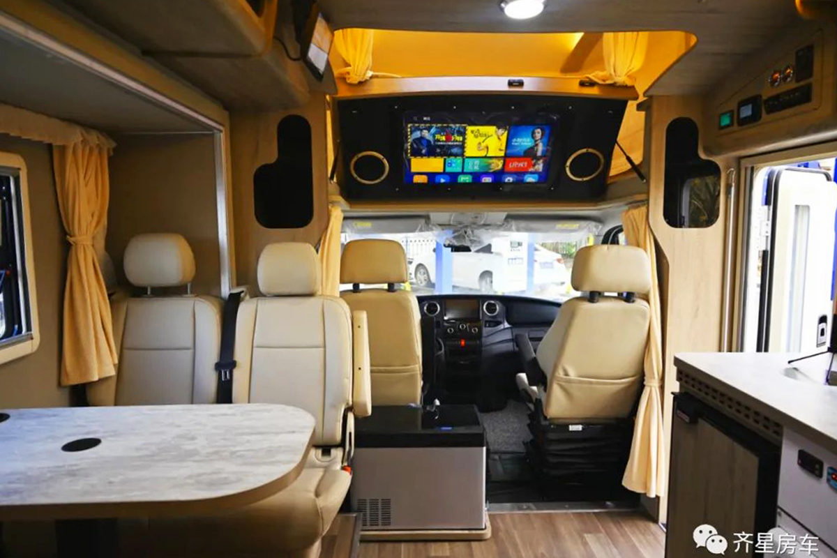 空间优化格局新导向！齐星依维柯额头升顶三拓展房车