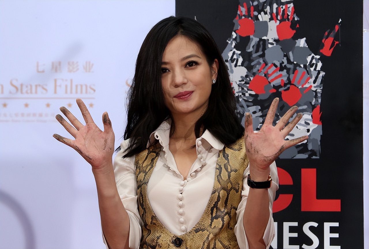赵薇出事后，被扒恶劣行为贯穿生涯，幕后资本一个别想跑