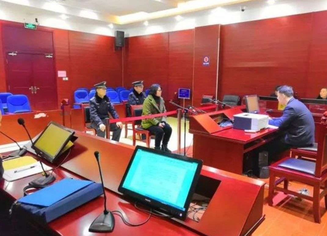 2017年，安徽一女会计贪污1158万，一半打赏男主播，丈夫帮藏赃款