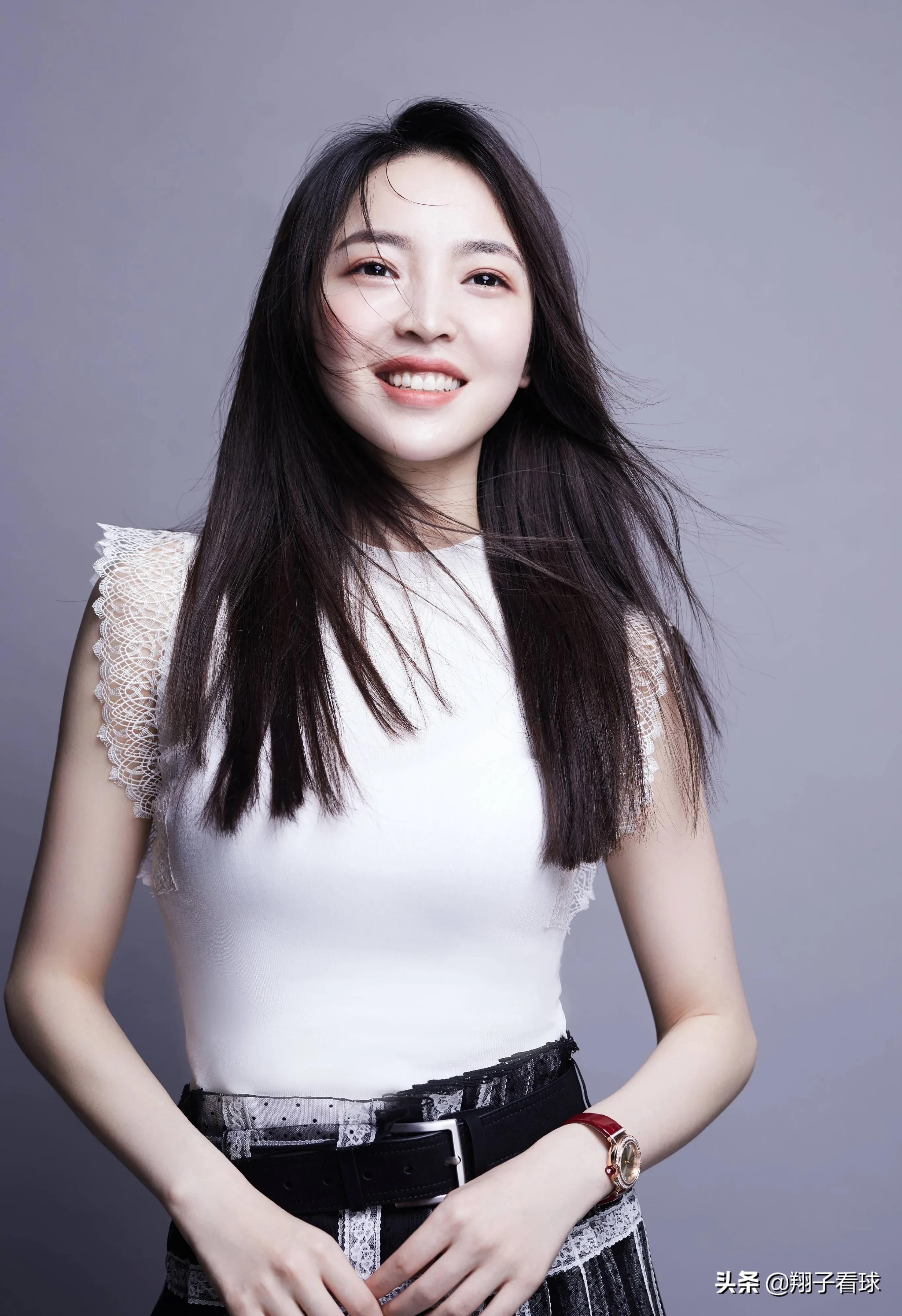 王钟瑶晒照，黑丝皮裙吸睛，称“无爱即是神”，球迷直言被俘获了