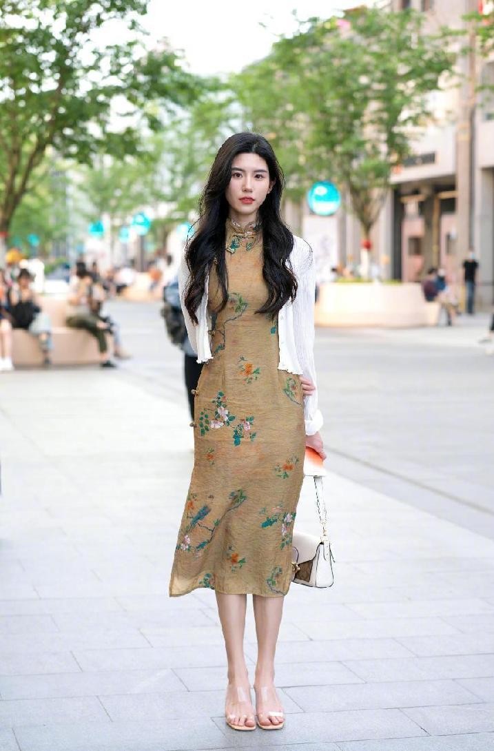 杭州美女连穿裙子都这么温柔,清爽的搭配好复古,韵味很独特