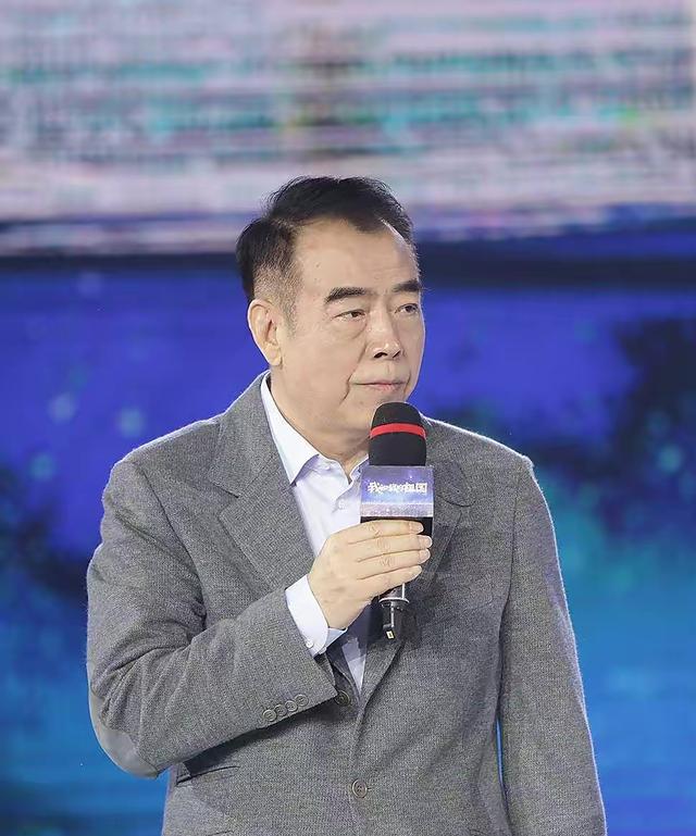 陈凯歌带儿子参加聚会，陈飞宇满脸胡茬不修边幅，一家人太接地气