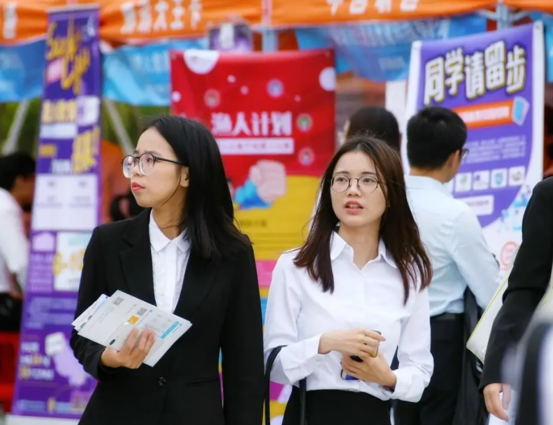 找对方法超级简单(毕业生想拿编制，并非只能报考事业单位，找对方法一样轻松入编)