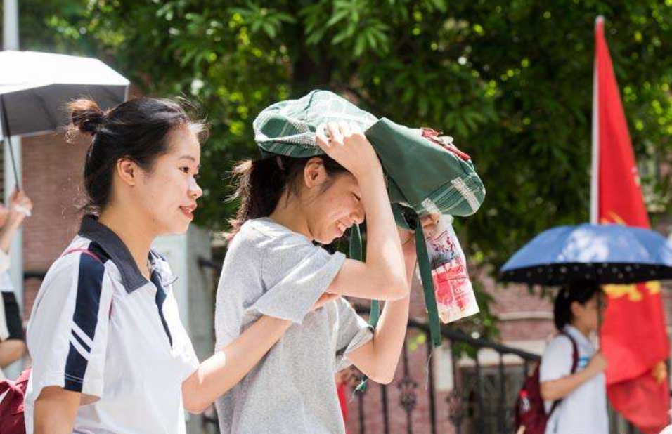 新高考模式“有调整”，物理化学“捆绑”了，3种选科组合更吃香