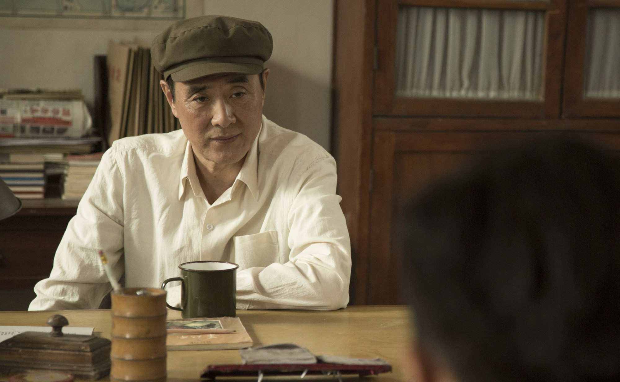 71岁老戏骨旅居云南！啃大饼逛夜市精神好，样子年轻不输张艺谋