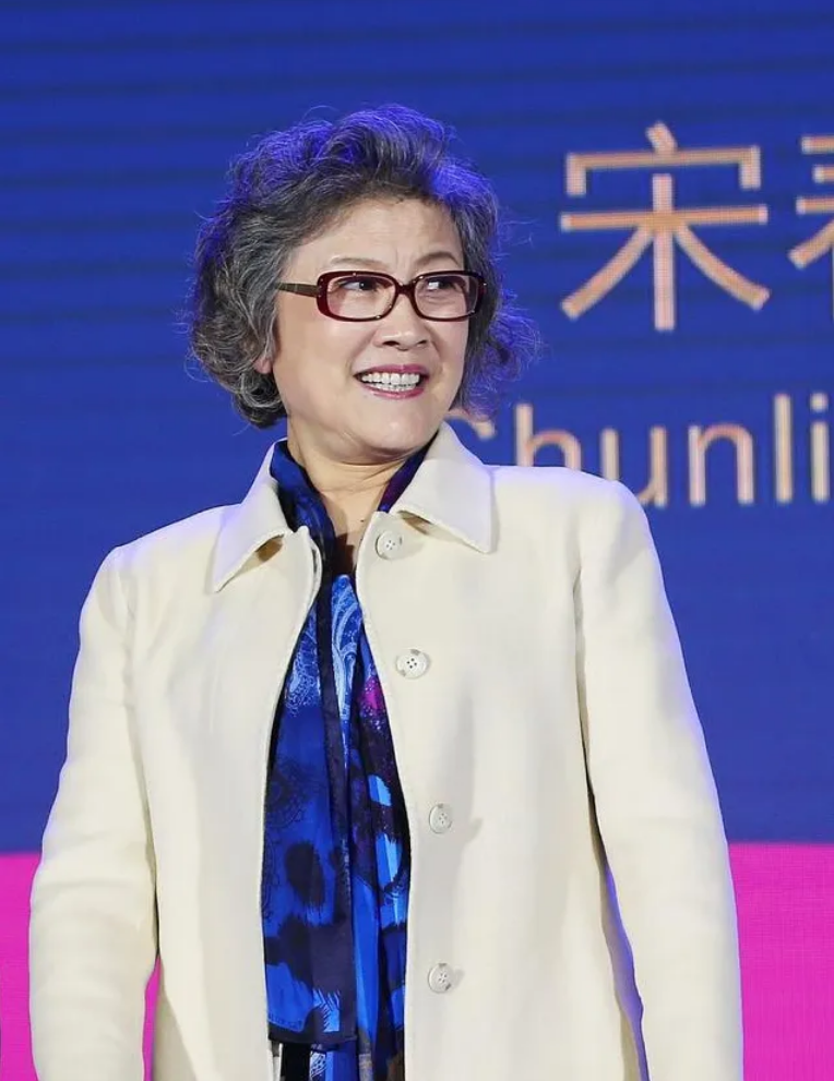 演员宋春丽：因拍戏终身不育，61岁却如愿当上母亲，自称无怨无悔