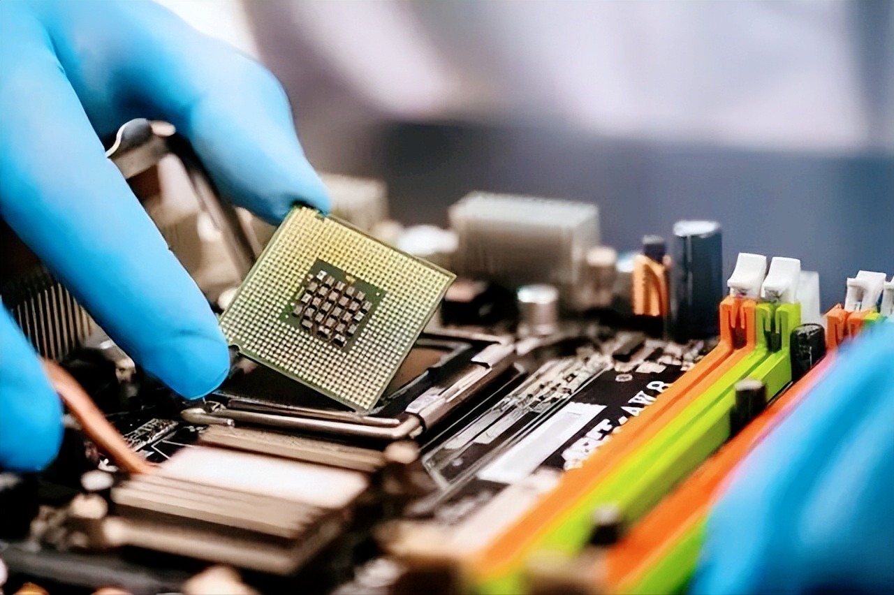 到底是咋回事?台积电都突破2nm芯片了,中芯国际刚突破55nm工艺