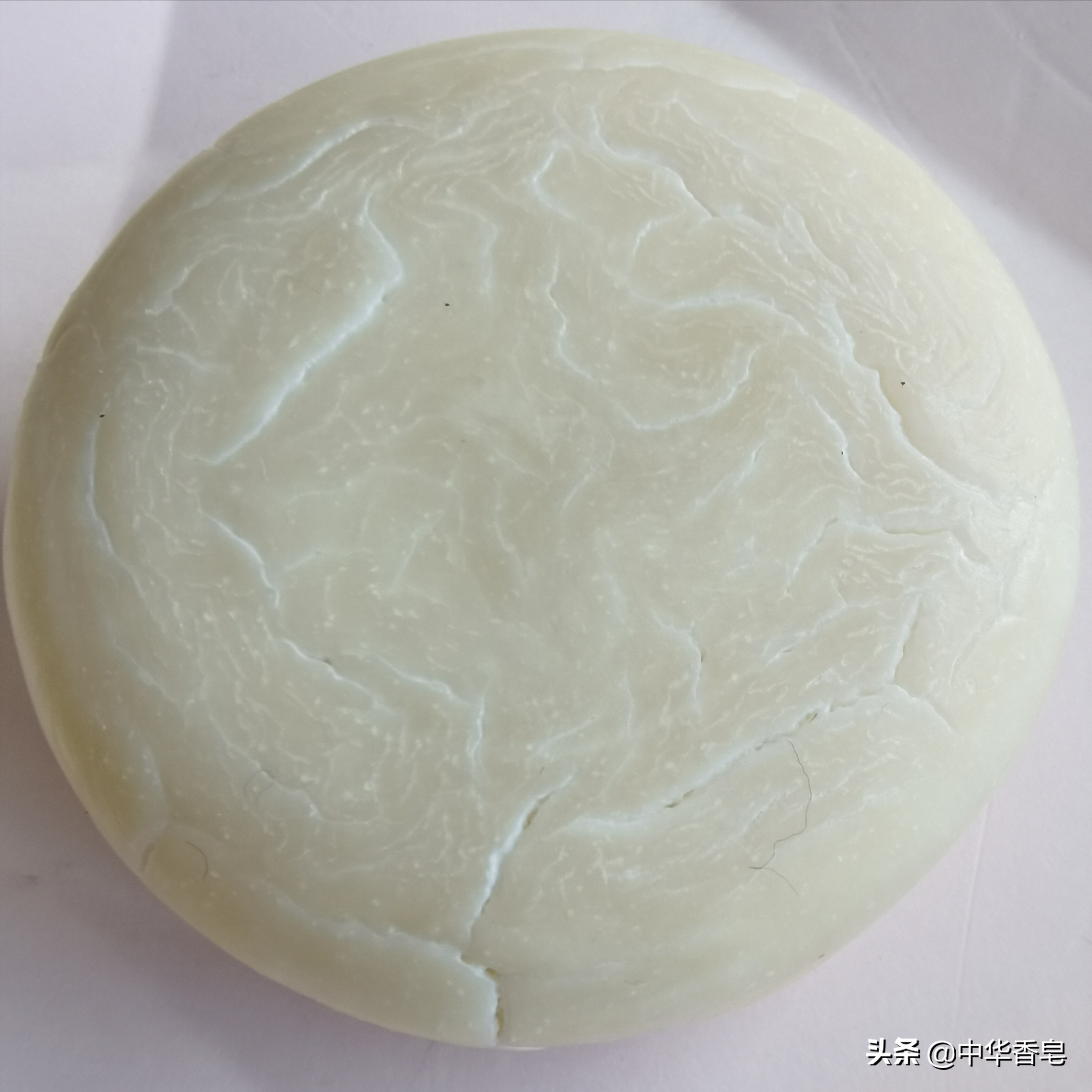 开裂皂？暖玉般的裂缝从皂里蔓延开，自愈纹路随着皂盒而熠熠发光