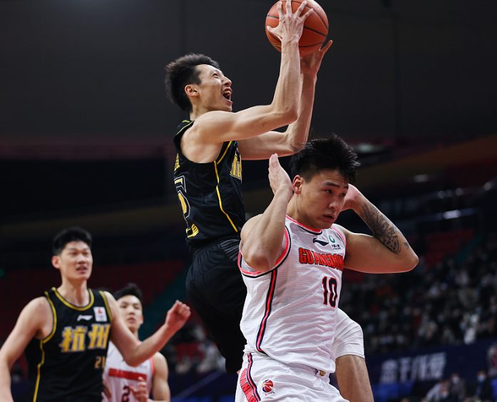 cba裁判為什么那么垃圾（CBA爭議吹罰，裁判明顯偏袒廣東胡明軒，解說沉默1分鐘什么也沒說）