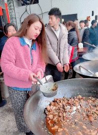 每次和老婆出门，都不敢大声叫老婆的名字！怕别人会瞧不起我