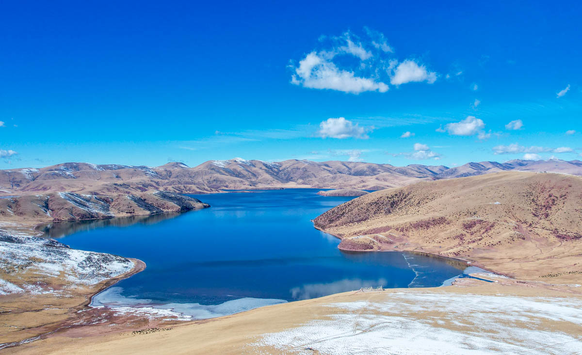 西藏自驾游第四天:翻越红拉山,在芒康遇见海拔4300米的莽措湖
