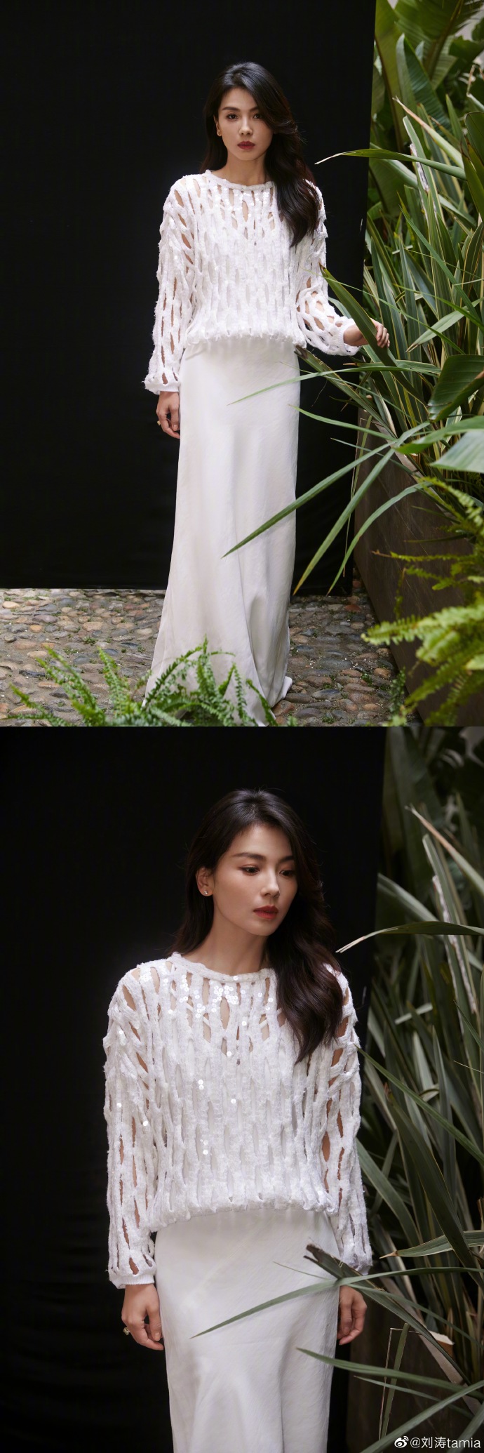 刘涛春游随拍白色镂空上衣太合适.涛姐在气质这块儿拿捏的稳稳的
