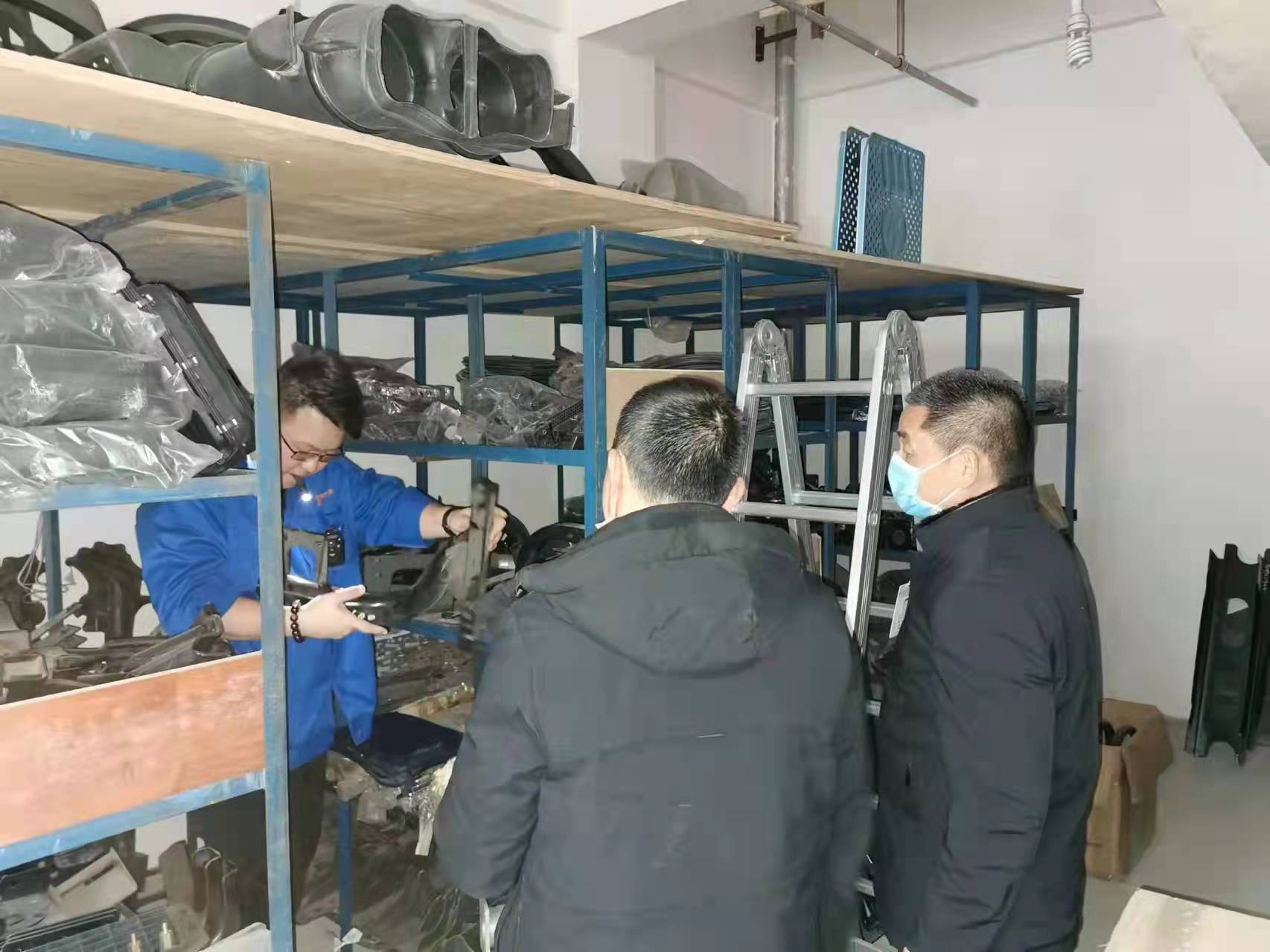 成都汽车配件市场查扣行动：现场查获大量违规产品