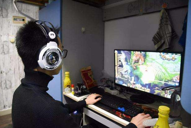 大学生沉迷追剧打游戏，鼠标垫“暗藏玄机”，家长：打吧，没关系