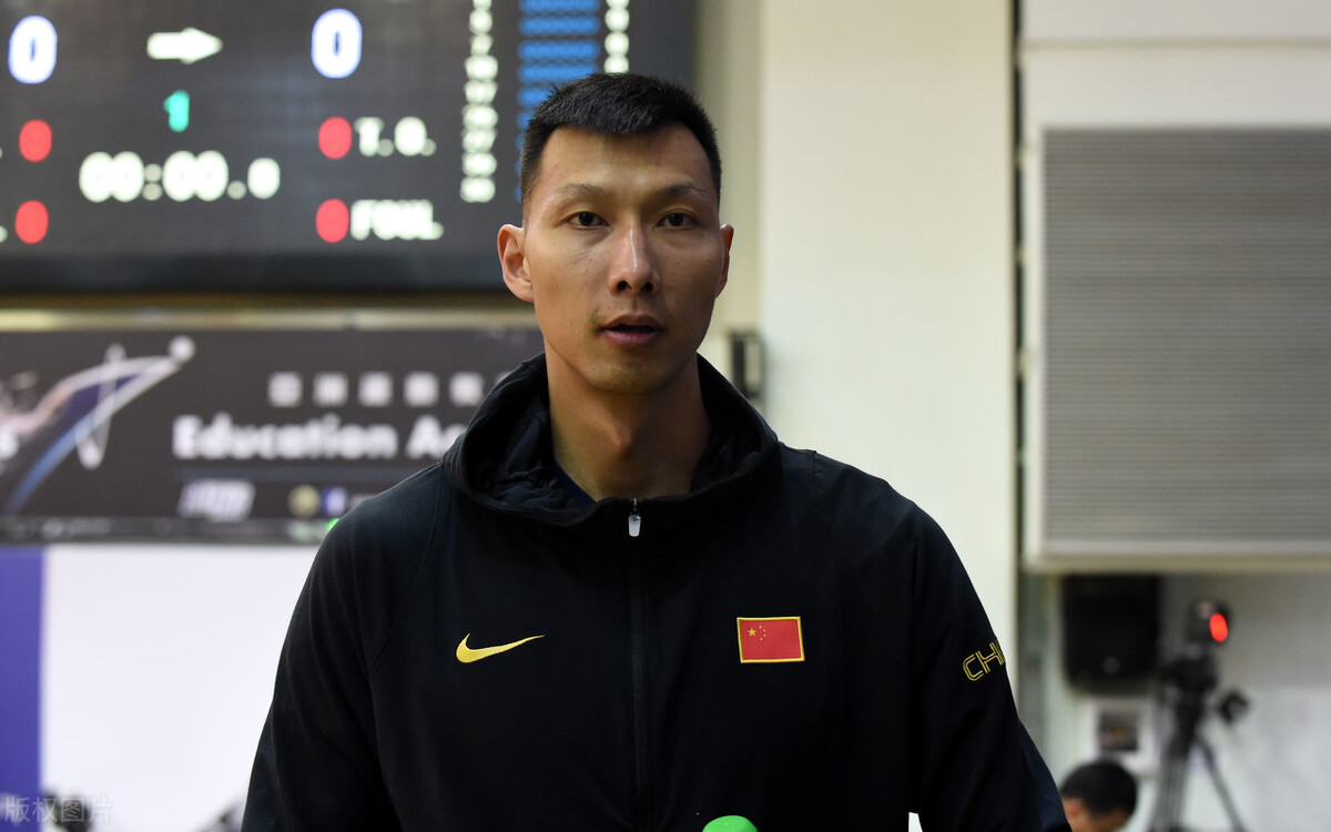 下午1点，中国男篮首战，12人大名单出来了，球迷质疑为何带6后卫