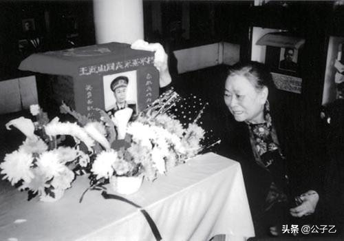 王近山“出轨”在前，为何至死不肯原谅前妻？女儿：我能理解父亲