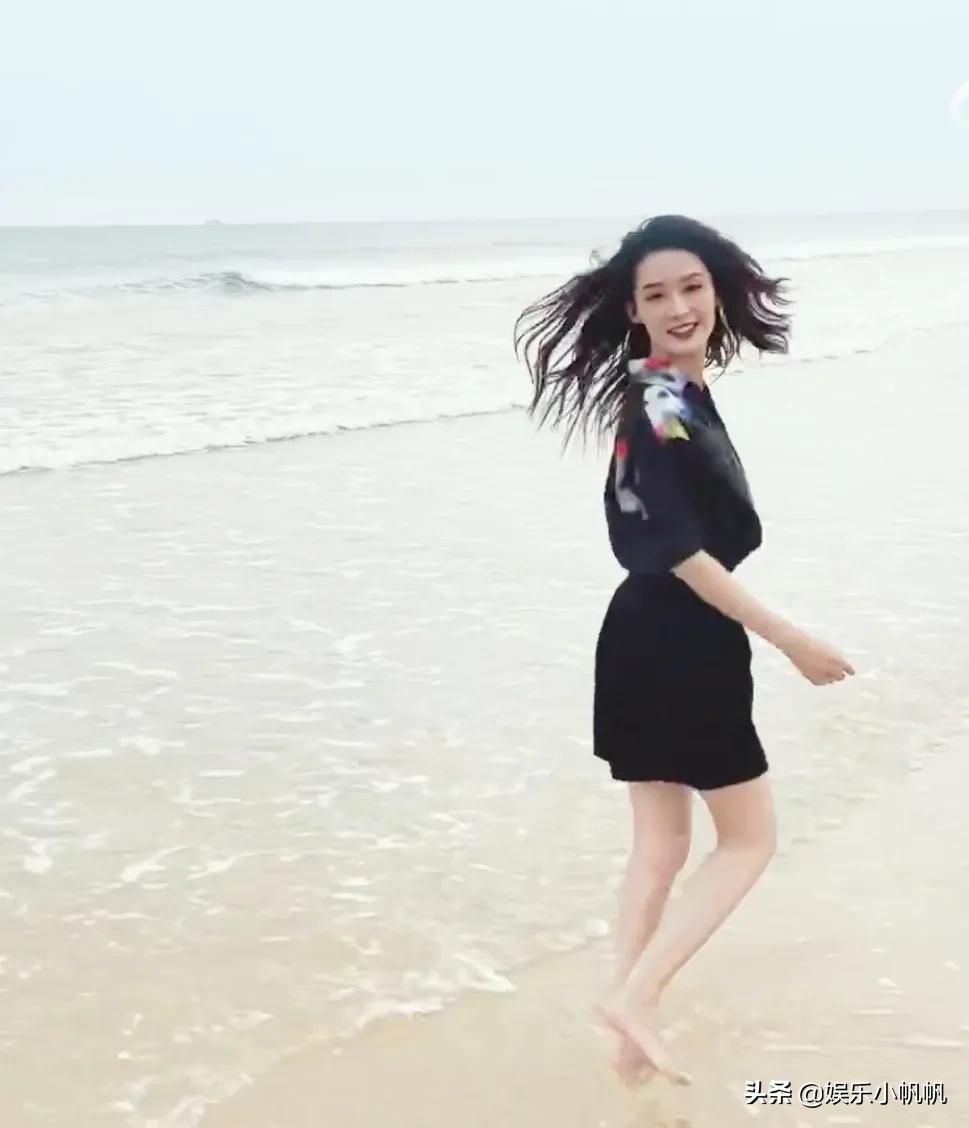 李沁宣传新剧玩出了新花样儿，海风海浪齐上阵，还光着脚丫子踩水