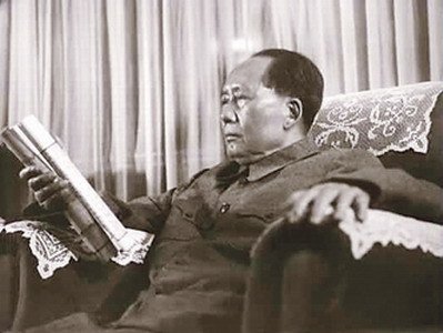 1949年选国旗，张治中反对在国旗上画一道杠，毛主席：有道理