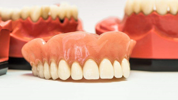 一颗假牙1.2万，一口假牙能买辆宝马，“假牙自由”为何这么难？