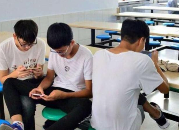 同样上3年初中，一个学生住校、一个学生走读，中考成绩差距明显