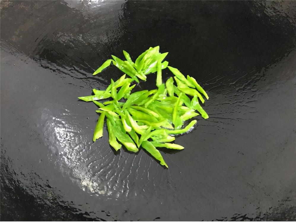 第一次这么吃牛蛙，肉质紧实鲜美，味道好极了