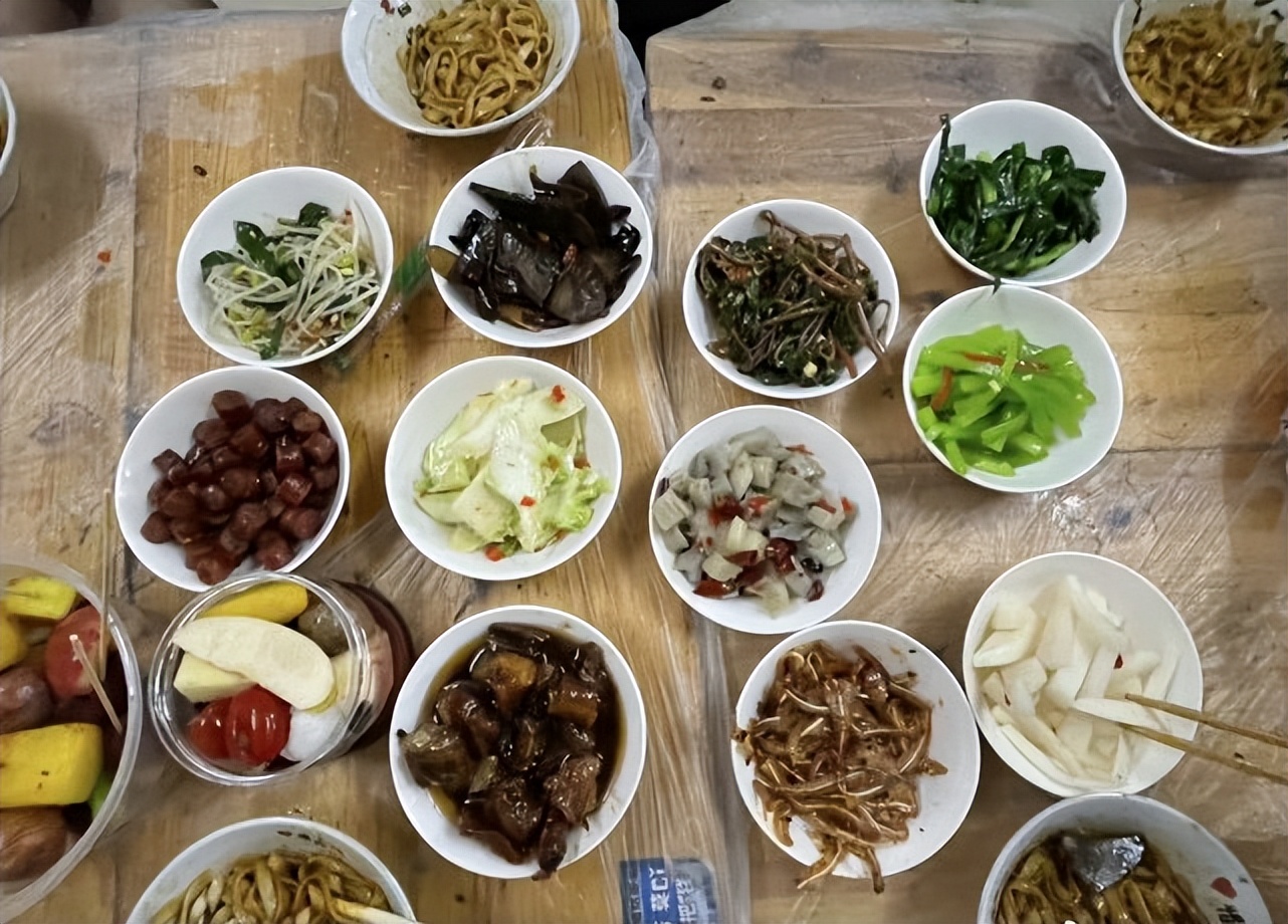 郭采洁一改往日滤镜脸，脸油还开原相机，实力证明真实比颜值重要