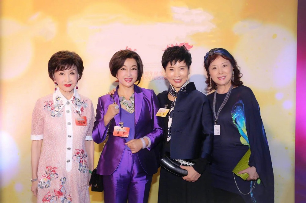 刘晓庆罕见携四婚老公亮相，她穿紫色扮嫩如少女，同框老公像父女