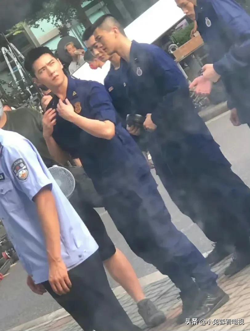 杨洋新剧《我的人间烟火》制服路透图来了
