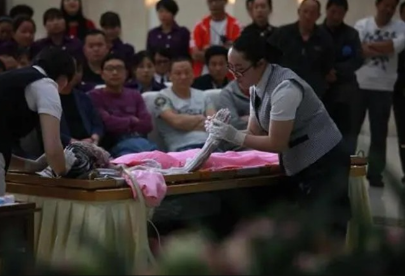 不能用手直接触摸身体，入殓师：与鬼神无关，即便是亲人也不可以