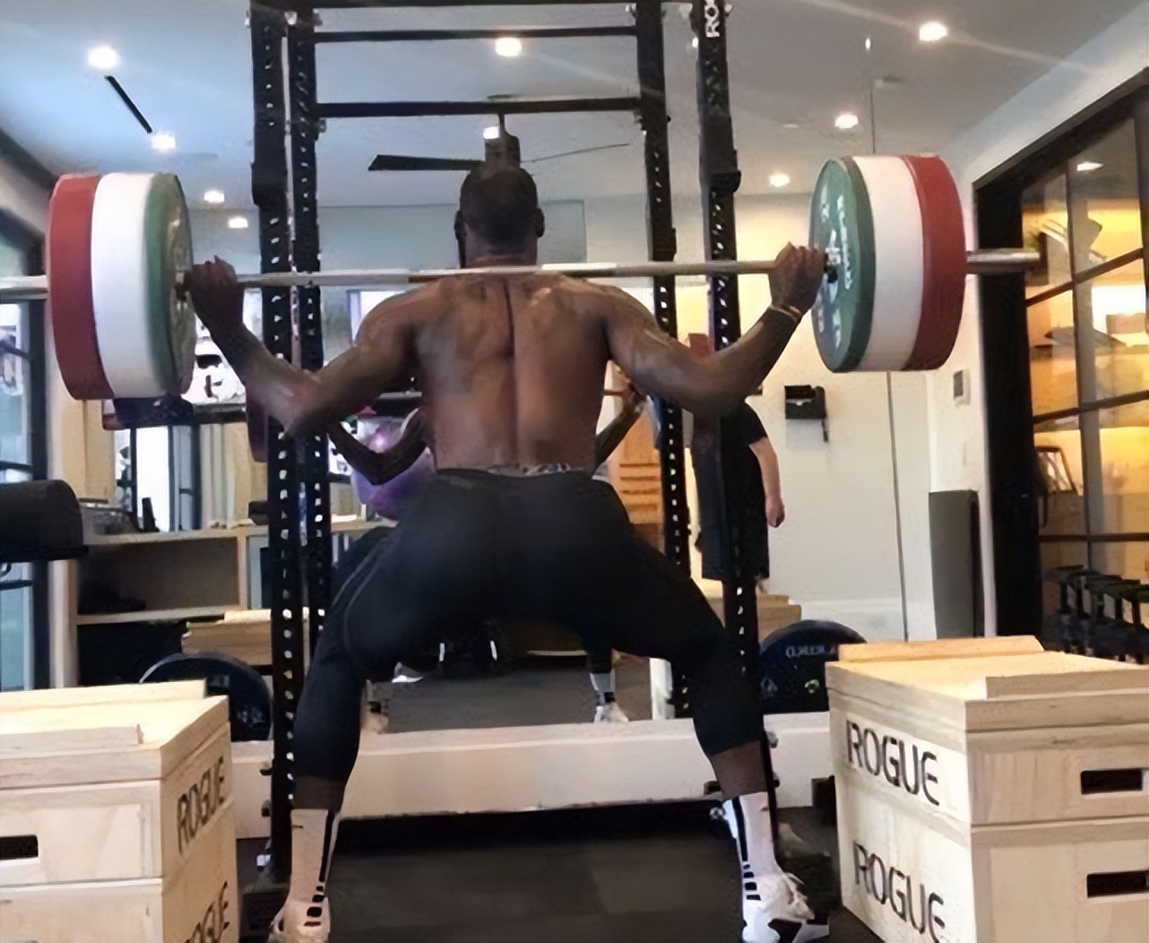 为什么nba下盘多（詹姆斯练深蹲，姚明练深蹲，周琦练深蹲，没有对比就没有尴尬）