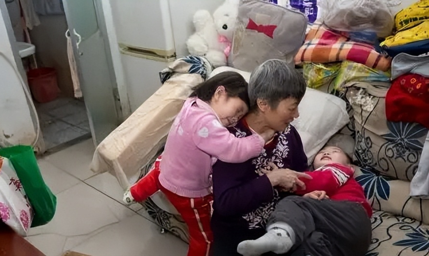 2010年36岁儿子不结婚，56岁母亲为传宗接代，直接自己生下双胞胎