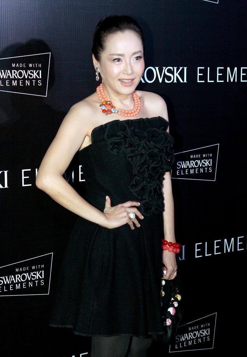 万梓良前妻真挺高调，穿抹胸花裙配灰色丝袜，没把自己当老年人
