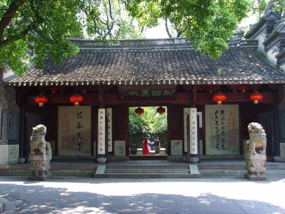包拯去世，子孙后代今何在？一个超级富豪，另一个默默守护祠堂
