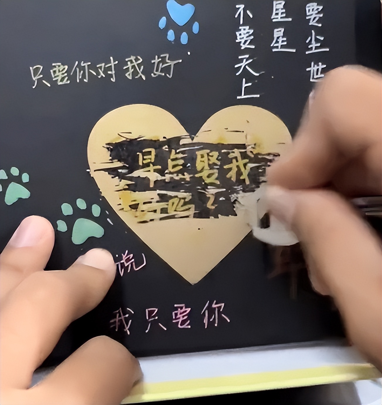 破防了，大四学生收拾行李，却意外发现初恋送的礼物“暗藏玄机”