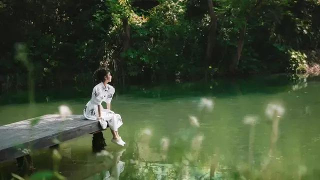 离婚后的佟丽娅美翻了，穿白色时尚连衣裙，潇洒肆意，真让人羡慕