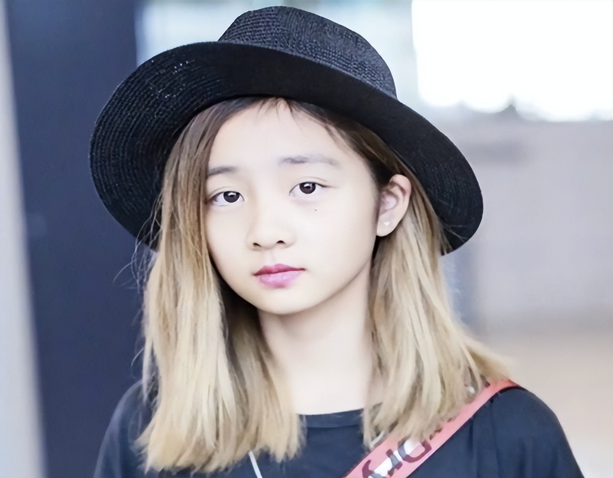 黄多多在十几岁出头就开始化妆染发,这些行为引起了