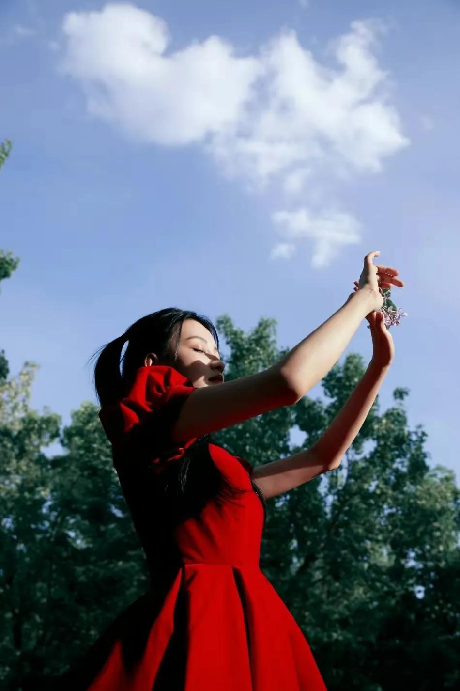 孙怡、赵丽颖红色礼服状态迥异，有没有爱情的滋润肉眼可见