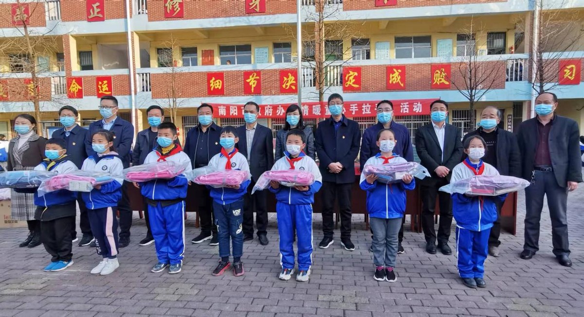 南阳市政府办到仓房镇小开展“情暖童心手拉手”活动