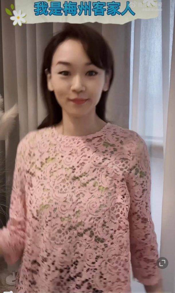 43岁港姐冠军晒学生妹造型，被嘲装嫩博关注，一对儿女生父成谜