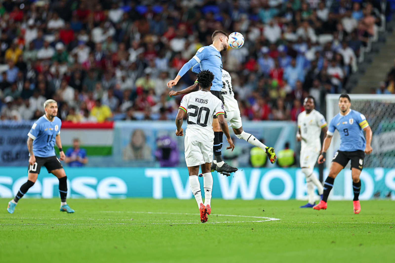 2010年世界杯苏亚雷斯上帝之手（2-0！2-1！世界杯悲喜两重天，苏神哭成泪人，孙兴慜跪地喜极而泣）