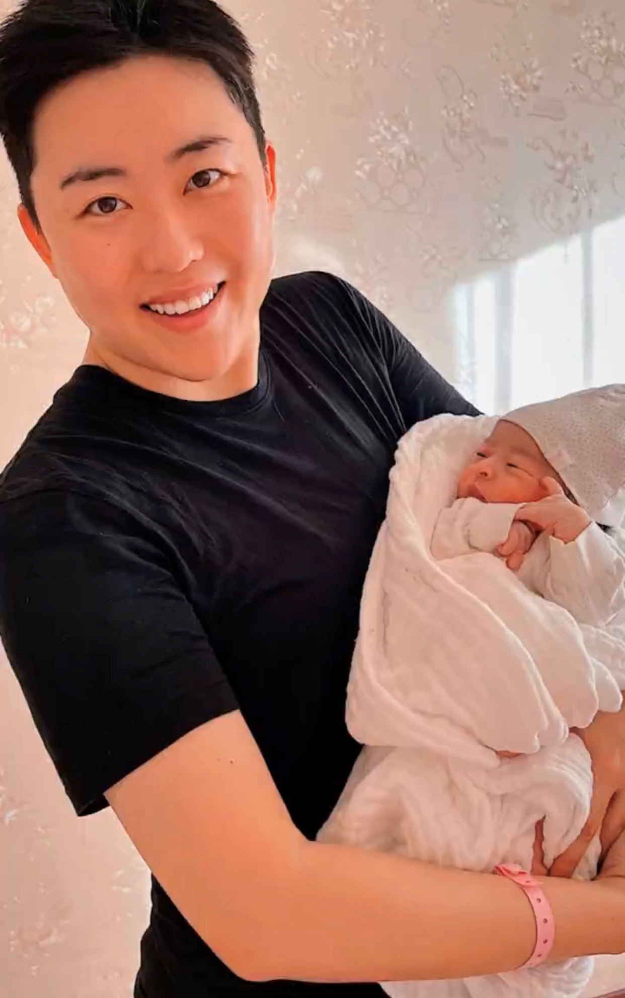 网红CEO二度未婚生女！五国混血女儿大眼可爱，父亲是藤校高材生