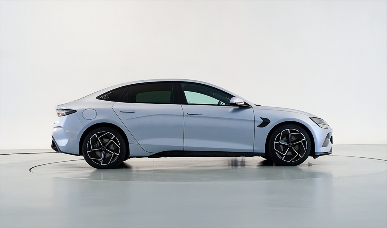 对标Model 3，3.8s破百，续航700KM，比亚迪海豹香不香？